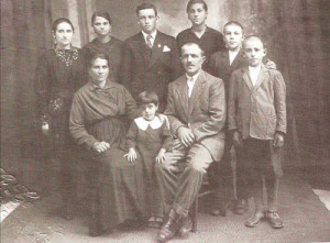 Pierina (1ª de pé a Esquerda) com os pais e irmãos