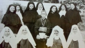 O servo de Deus, bispo Obviar, e as irmãs do Carmelo de Lipa, em 1948. Detalhe para a noviça Teresita, à esquerda do capelão.