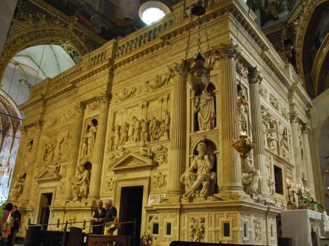 Santuario_della_Santa_Casa_in_Loreto_-_Casa_Santa_-_photo_by_Zorro2212_wikimedia